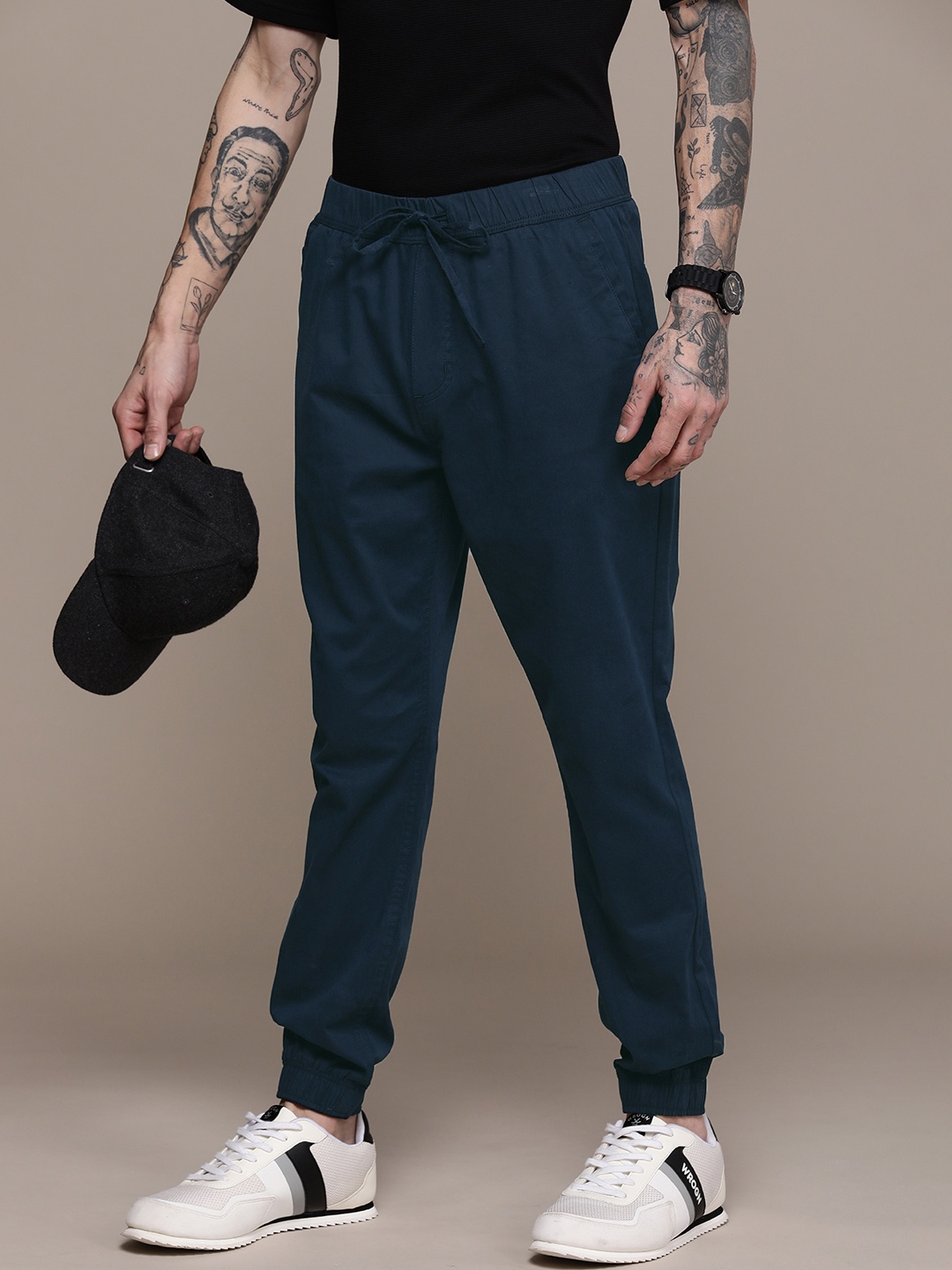 

WROGN Men Solid Mid-Rise Joggers, Navy blue