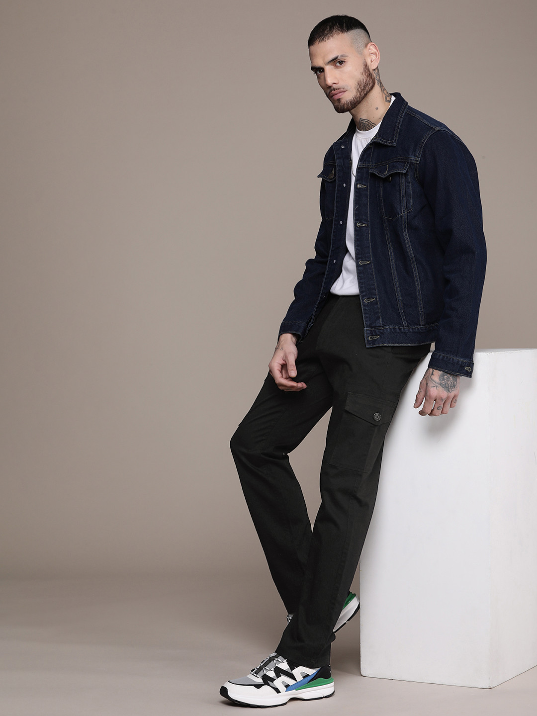 

WROGN Men Straight Fit Cargo Trousers, Black