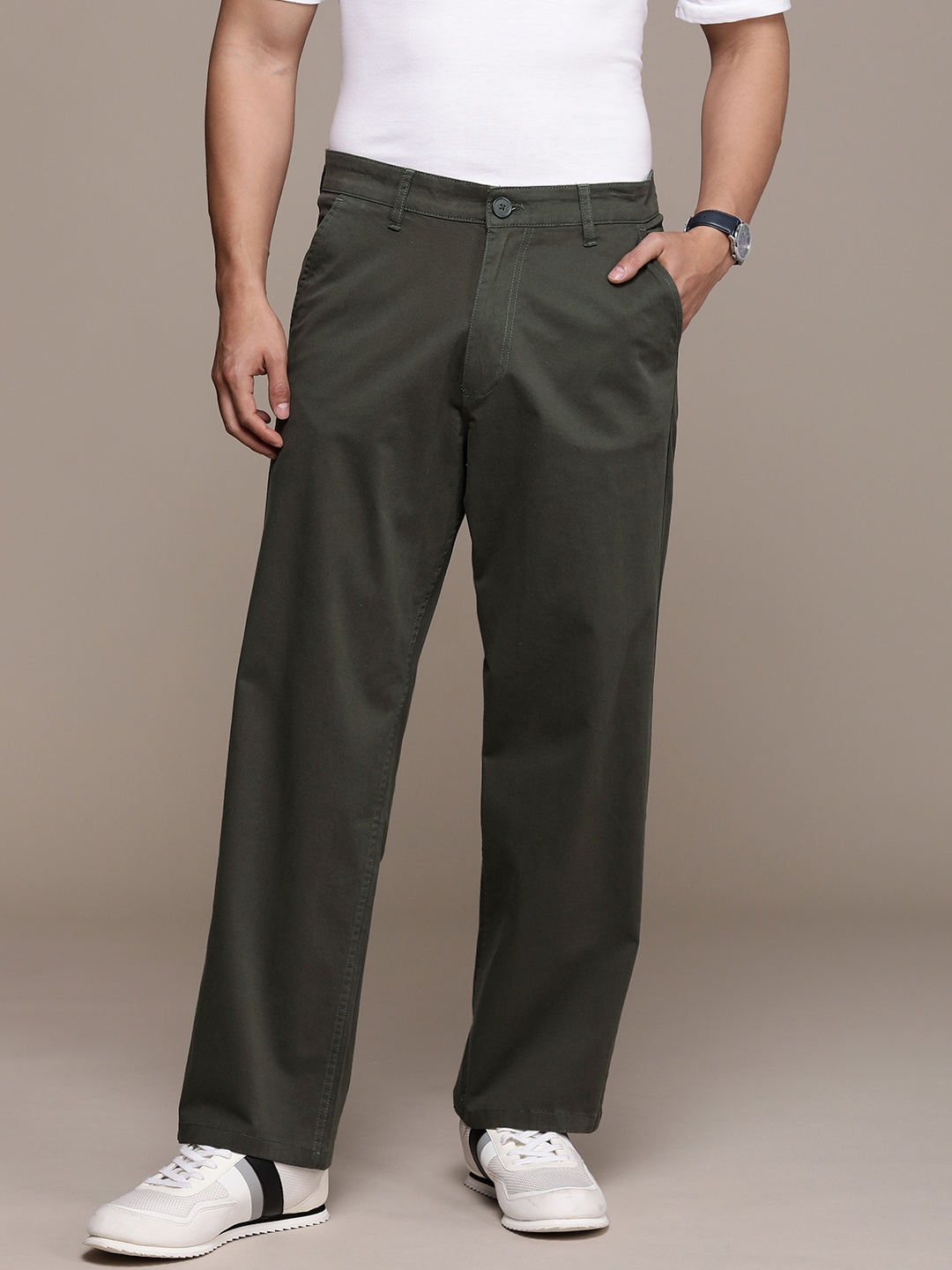 

WROGN Men Relaxed Fit Chinos Trousers, Olive