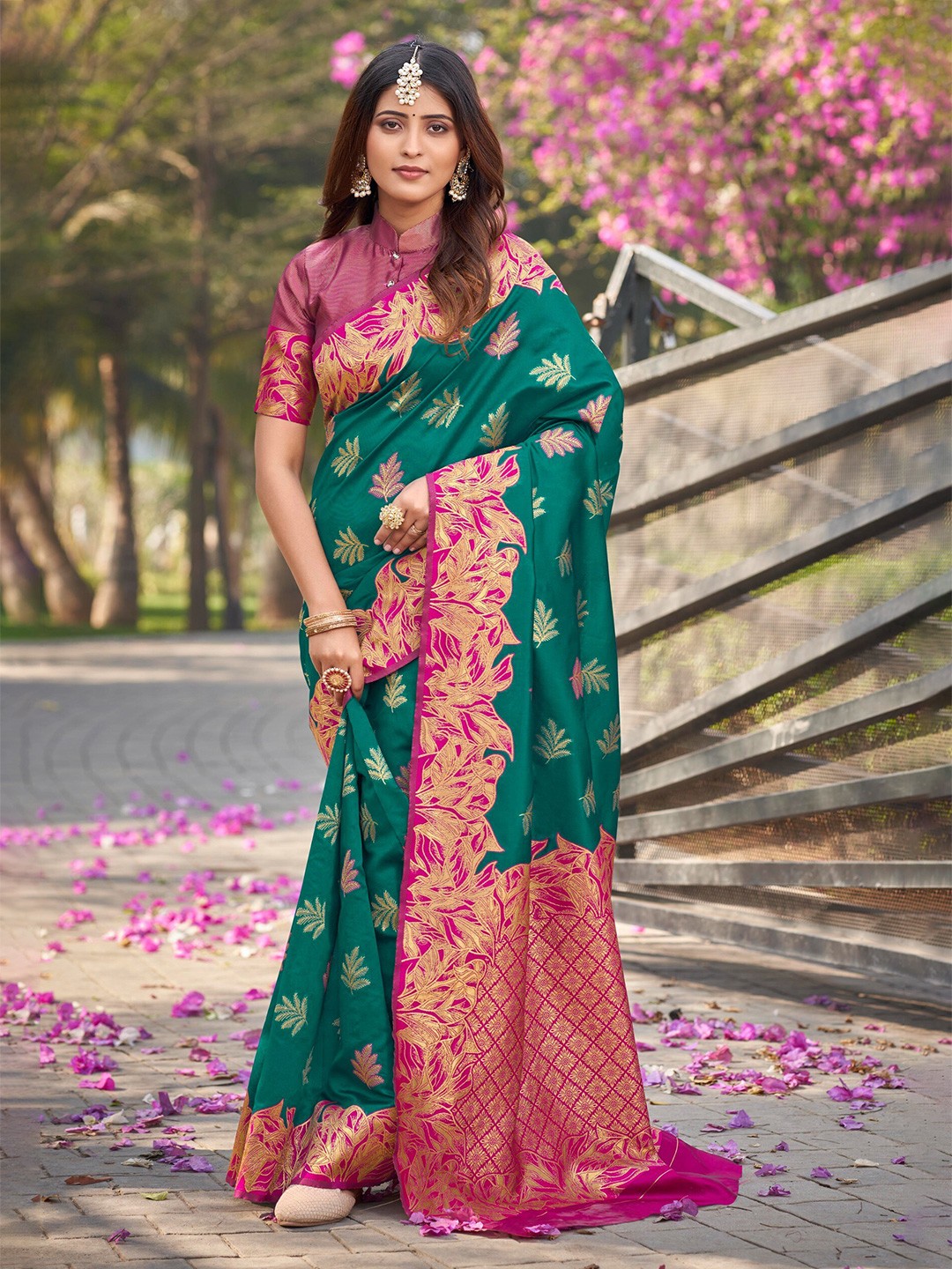 

Ariya Prints Ethnic Motifs Woven Design Zari Kanjeevaram Saree, Green