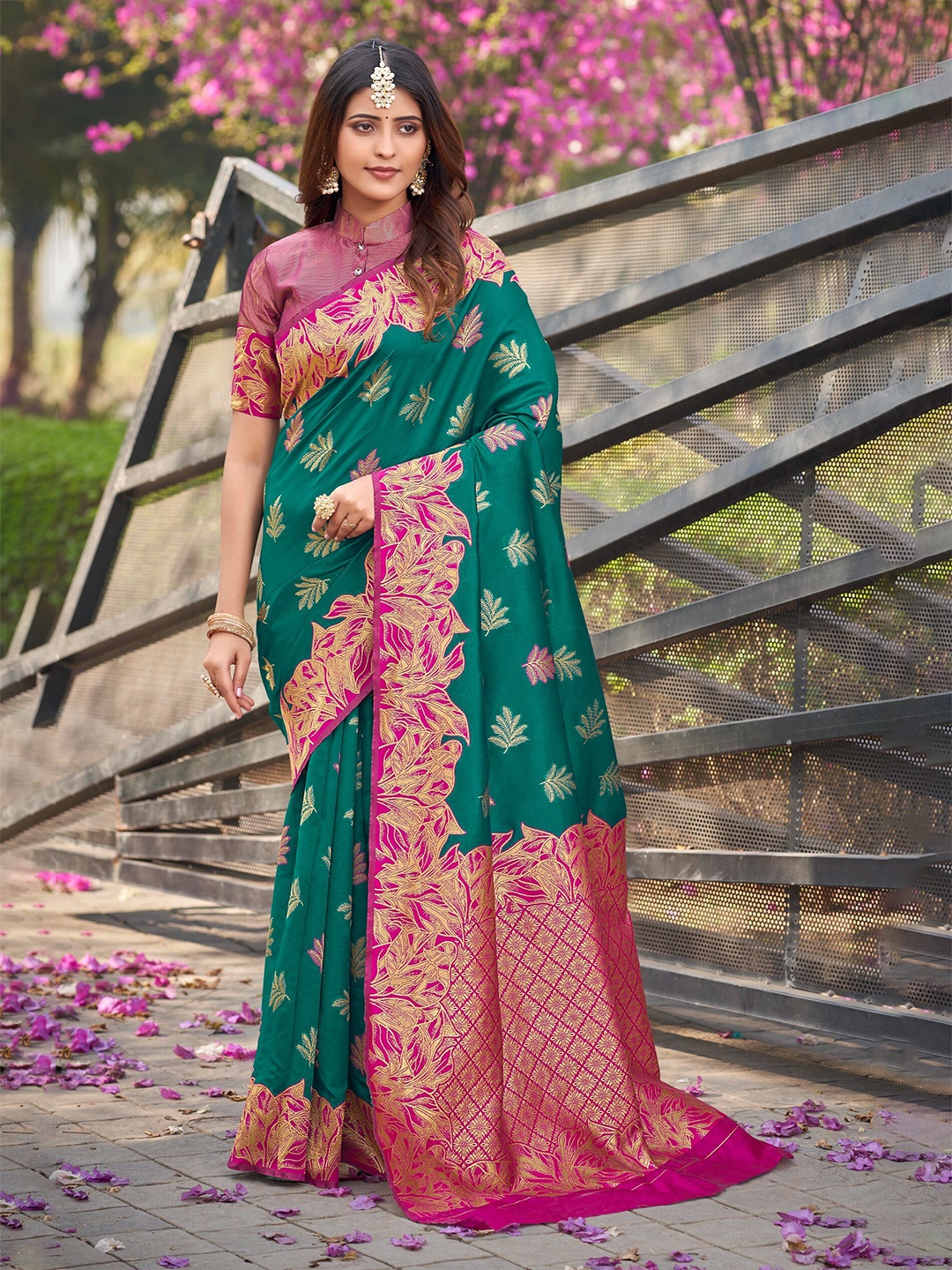 

Chandbaali Woven Design Zari Silk Blend Banarasi Saree, Sea green