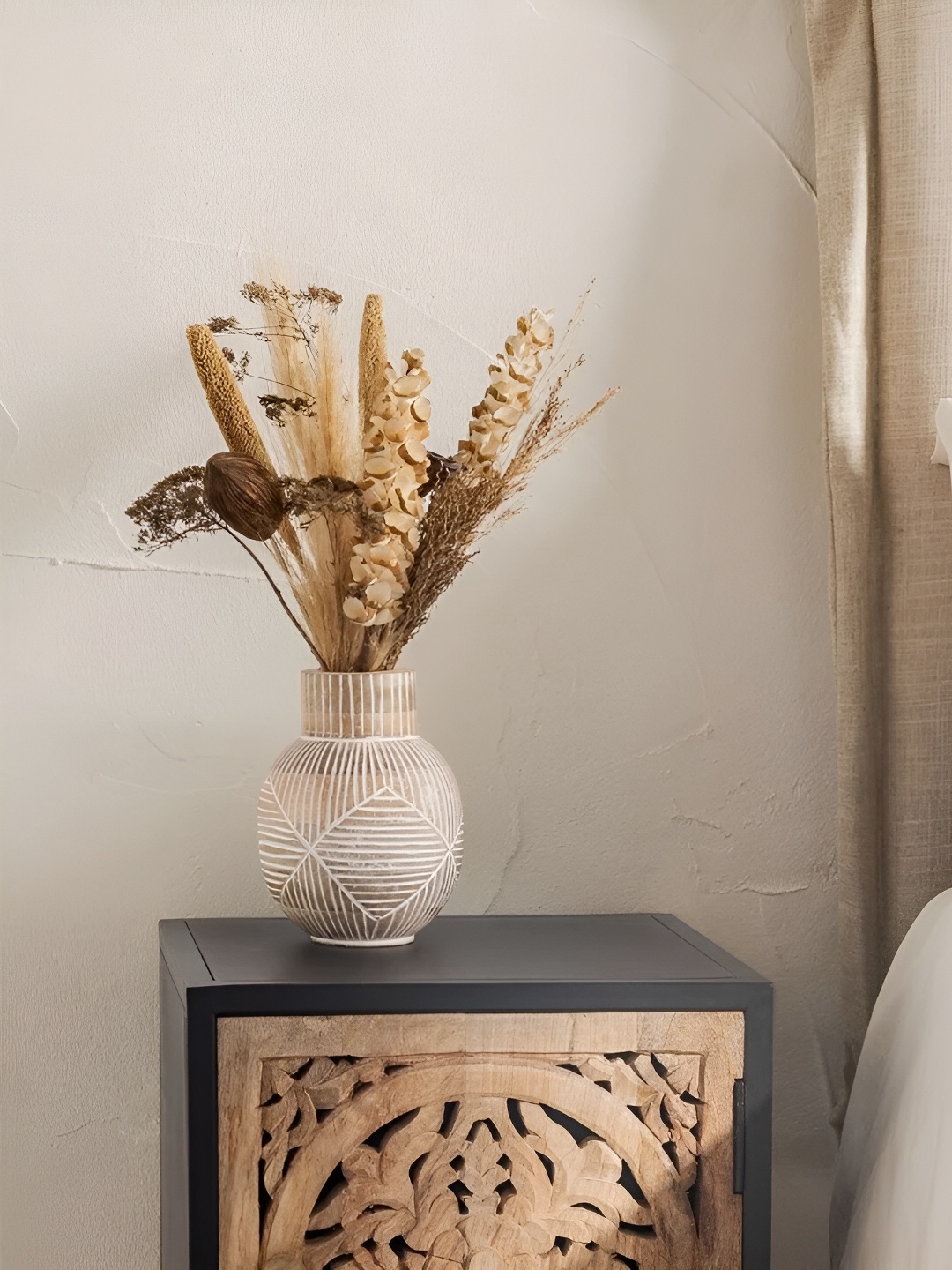 

Duadecor White & Beige Textured Wooden Flower Vase