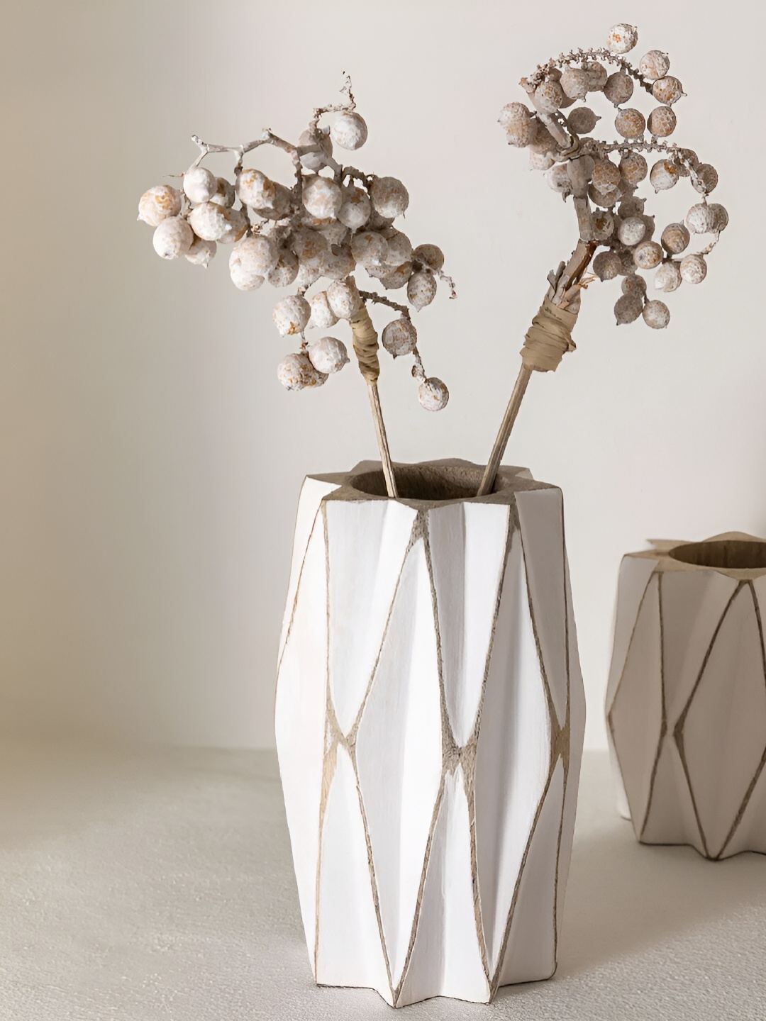 

Duadecor White & Brown Textured Wooden Flower Vase