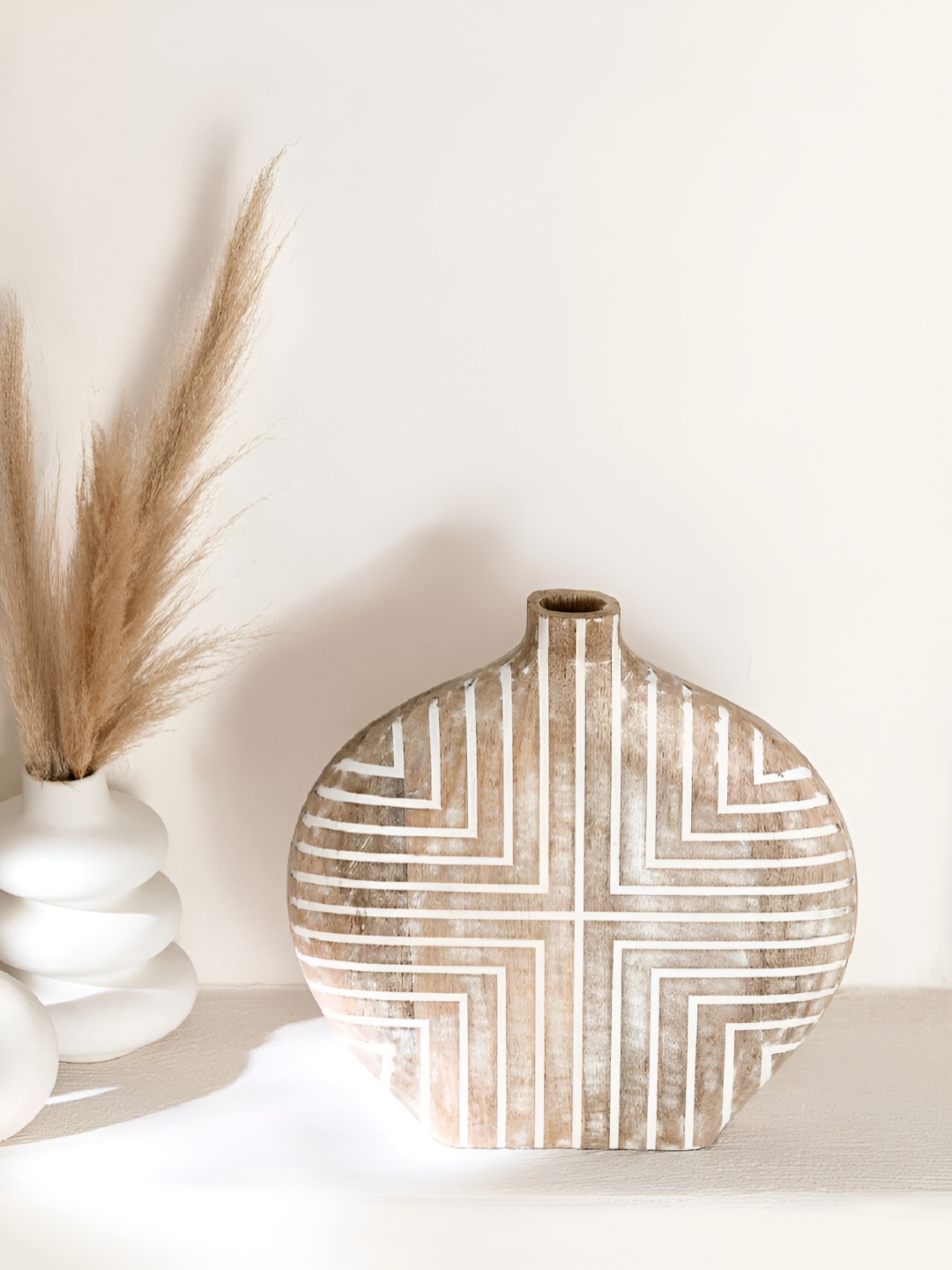 

Duadecor White & Beige Textured Wooden Flower Vase