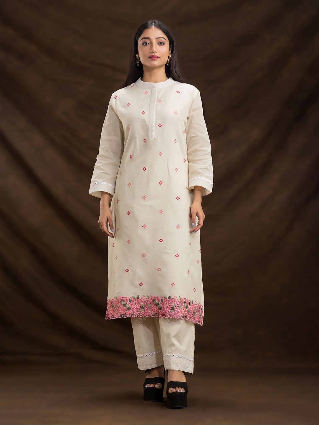 

SACRED SUTA Embroidered Regular Thread Work Silk Crepe Kurta with Trousers, White