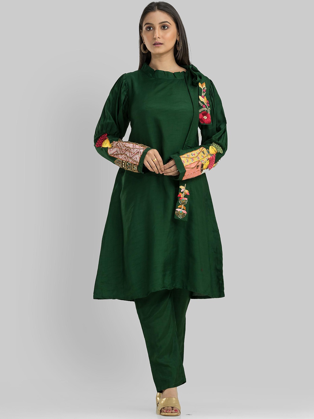 

SACRED SUTA Ethnic Motifs Embroidered Regular Thread Work Silk Crepe Kurta with Trouser, Green