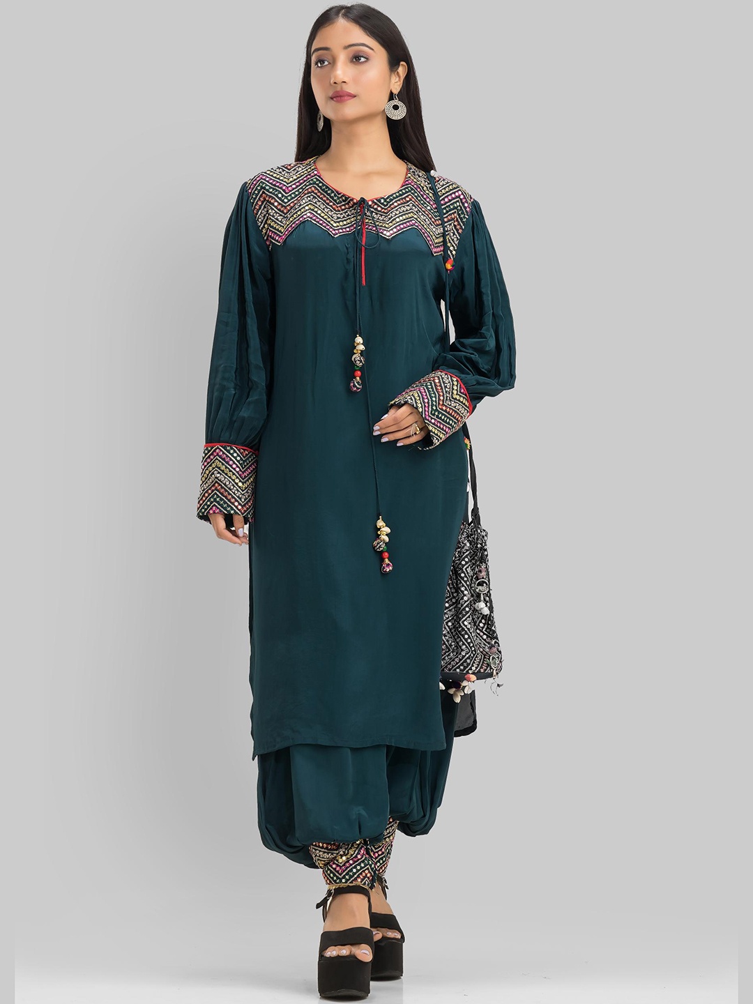 

SACRED SUTA Tie-Up Neck Mirror Work Regular Kurta with Salwar, Green