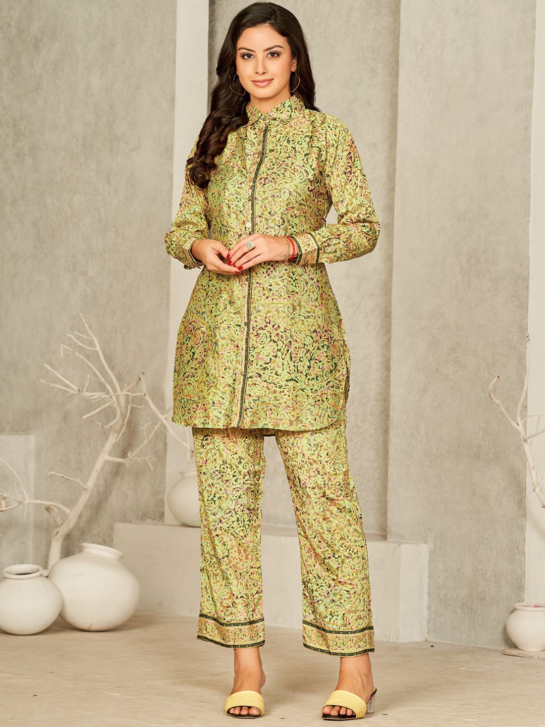 

KALINI Ethnic Motifs Printed Regular Pure Silk Top with Trousers, Green