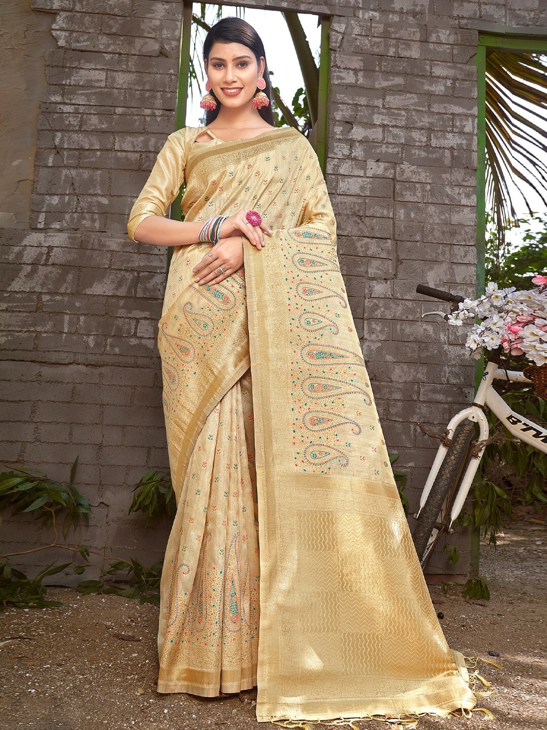 

Mitera Cream Ethnic Motifs Woven Design Zari Saree