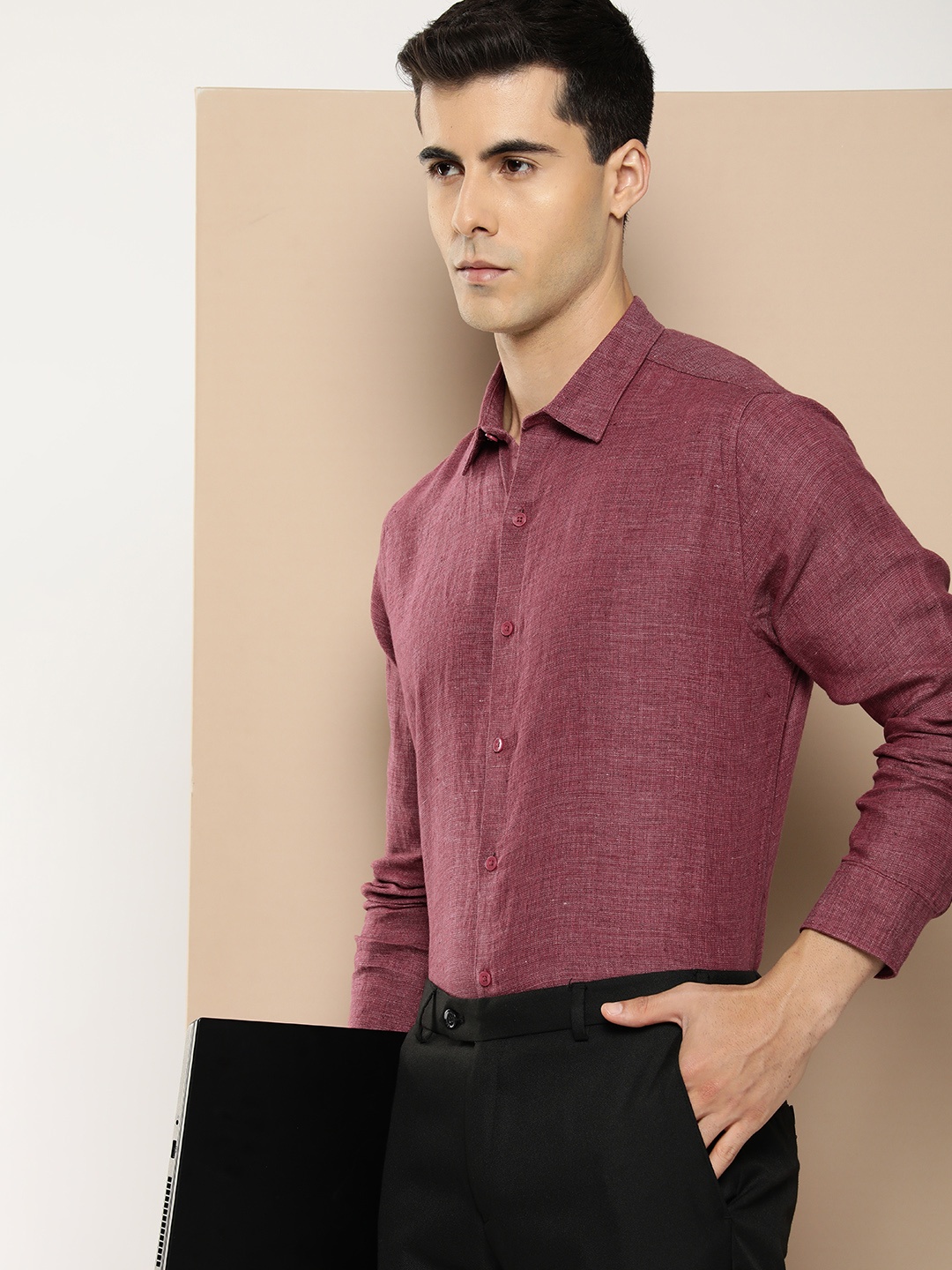 

INVICTUS Men Slim Fit Opaque Linen Formal Shirt, Maroon