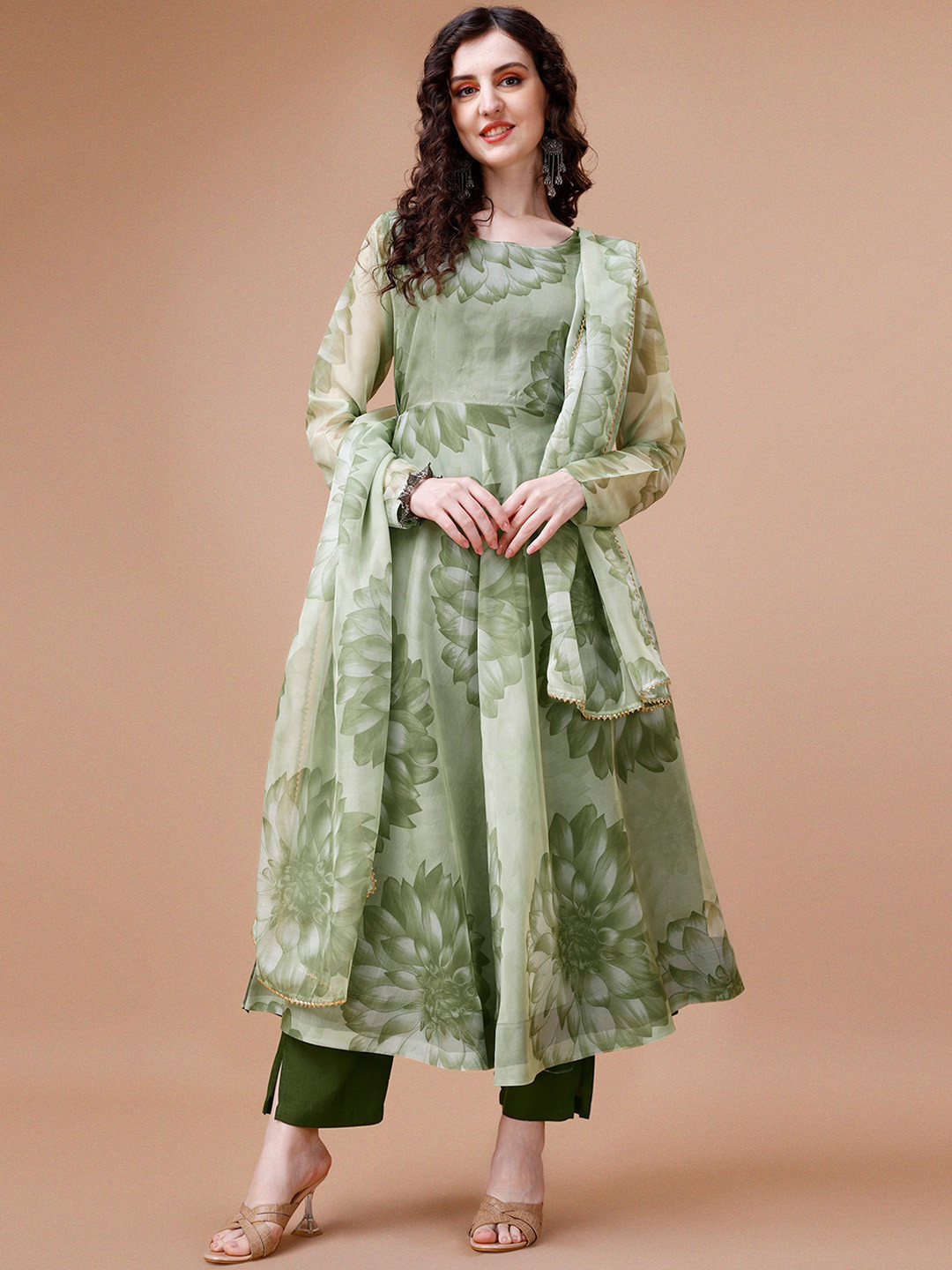 

HETVI CREATION Women Floral Printed Regular Kurta with Trousers & With Dupatta, Green