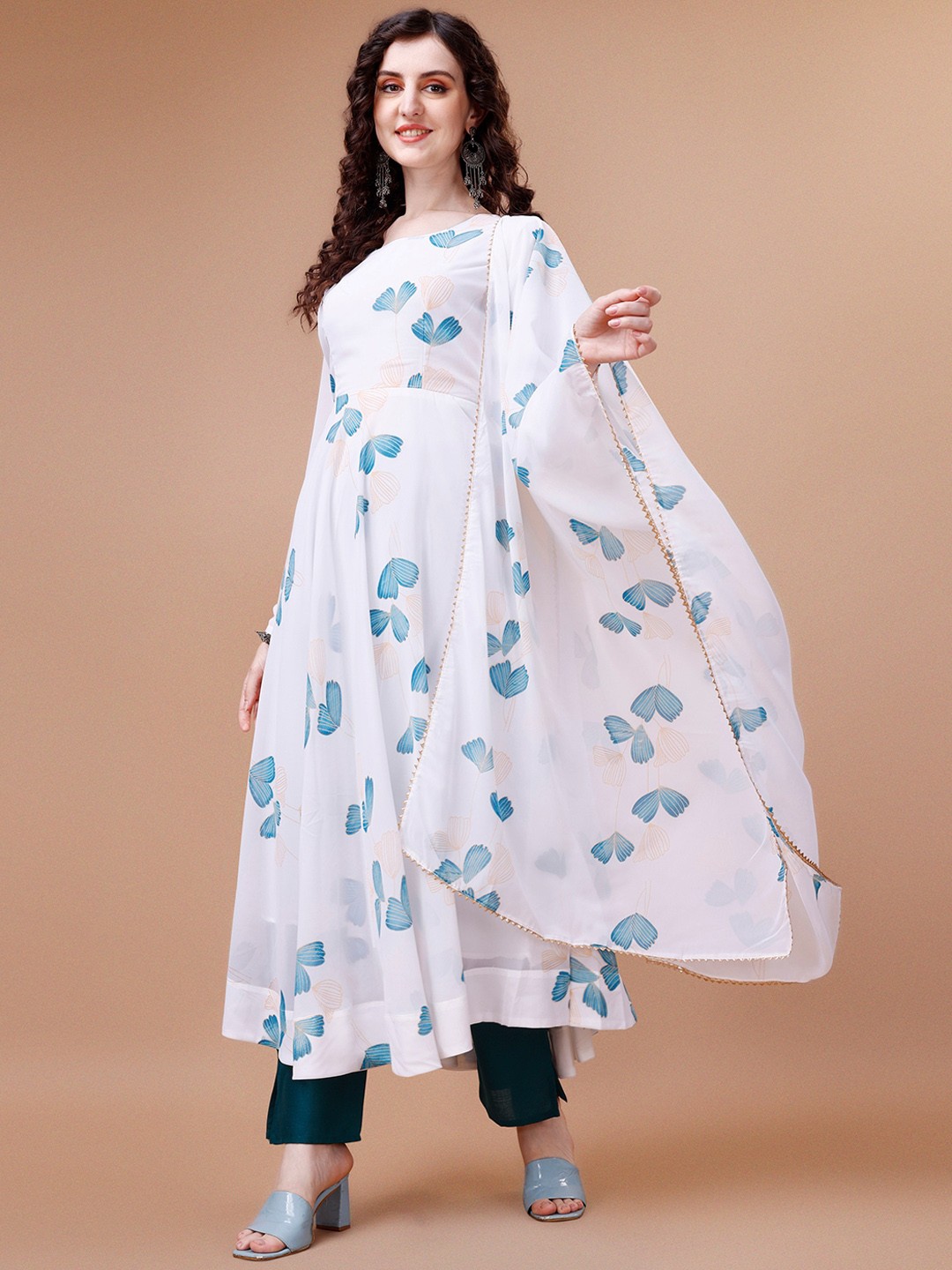 

HETVI CREATION Floral Printed Round Neck Long Sleeves Kurta with Trousers & With Dupatta, White