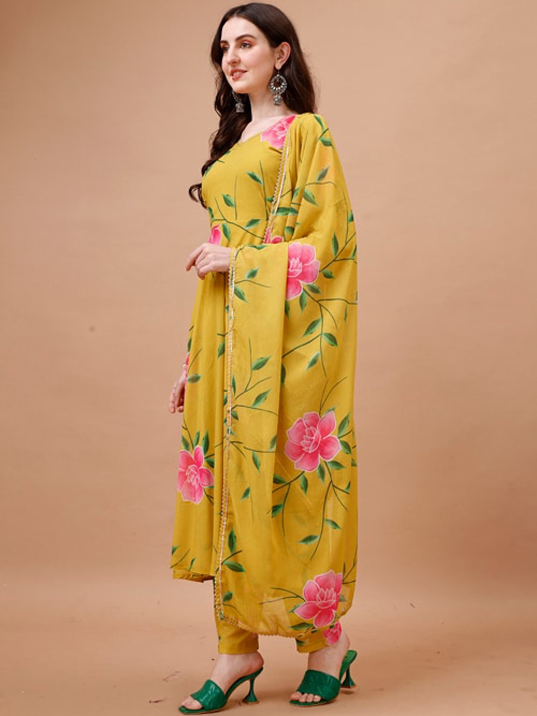 

HETVI CREATION Floral Printed V Neck Kurti with Trousers & With Dupatta, Yellow