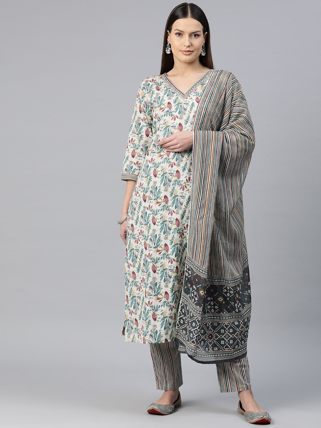 

Readiprint Fashions Women Floral Printed Regular Sequinned Pure Cotton Kurta with Salwar & With Dupatta, Sea green