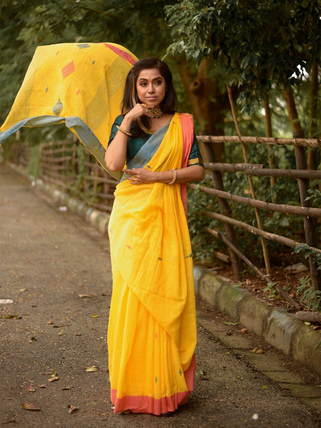 

HUTS AND LOOMS Geometric Woven Design Pure Linen Saree, Yellow
