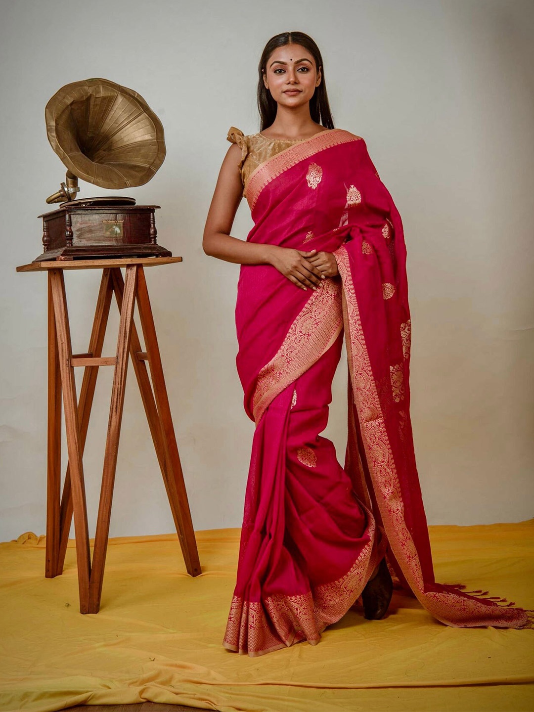 

HUTS AND LOOMS Ethnic Motif Woven Design Pure Linen Zari Saree, Pink