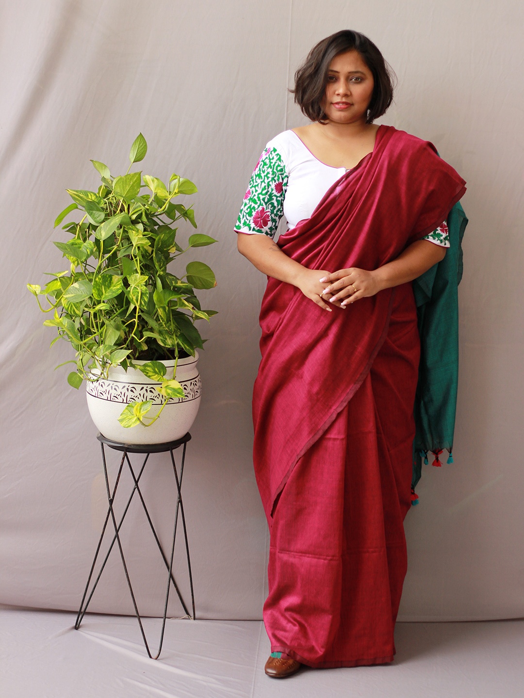 

HUTS AND LOOMS Colourblocked Pure Linen Saree With Tassels, Purple