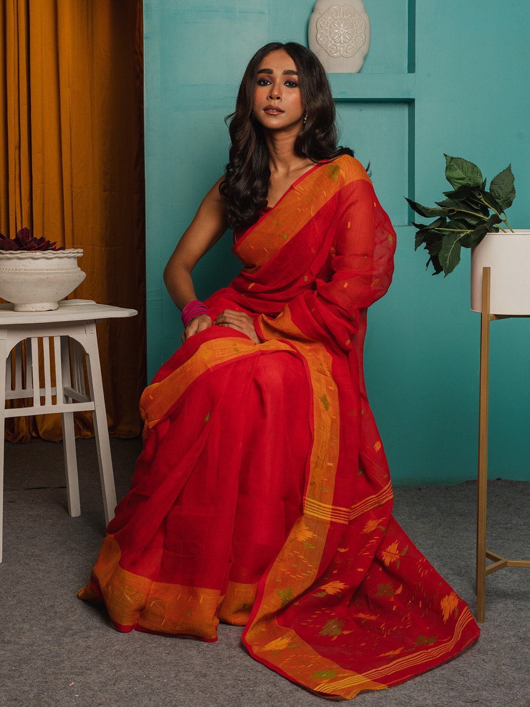 

HUTS AND LOOMS Ethnic Woven Design Pure Cotton Saree, Red