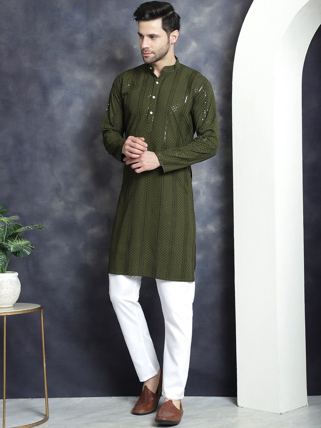 

Jompers Geometric Embroidered Regular Sequinned Straight Kurta With Pyjamas, Green