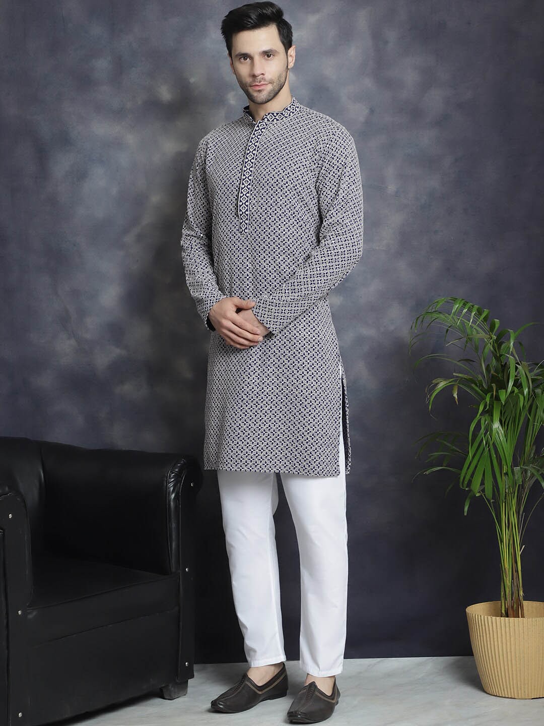

Jompers Embroidered Regular Thread Work Kurta with Pyjamas, Navy blue