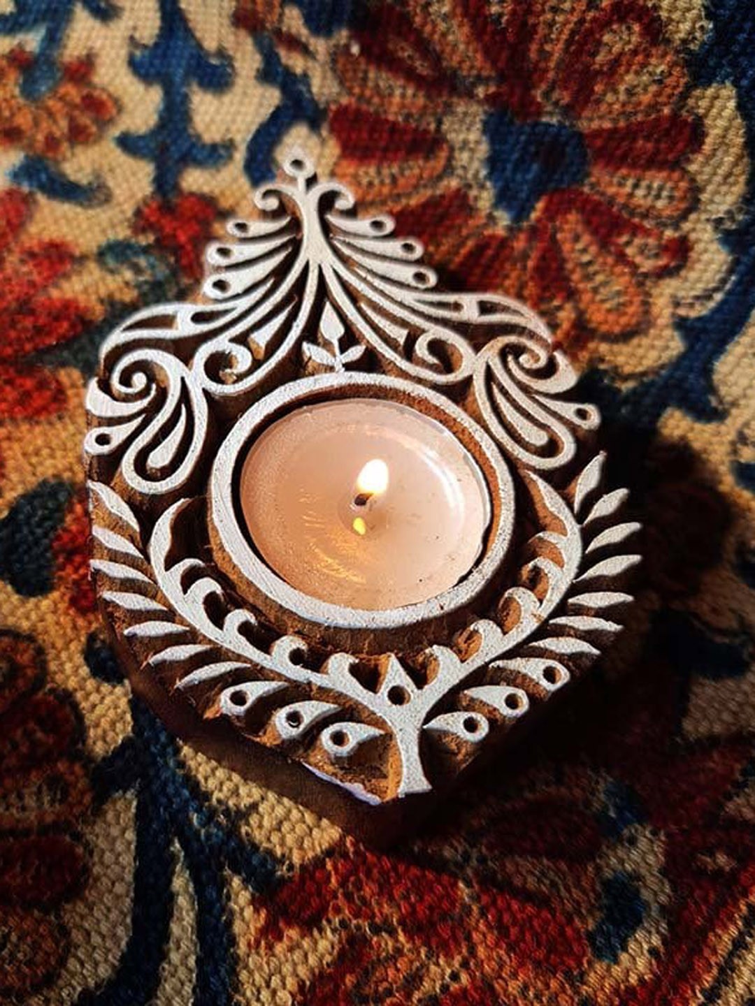 

Peepul Tree White & Brown Leaf Shaped Hand Engraved Wood Block Tealight Holder