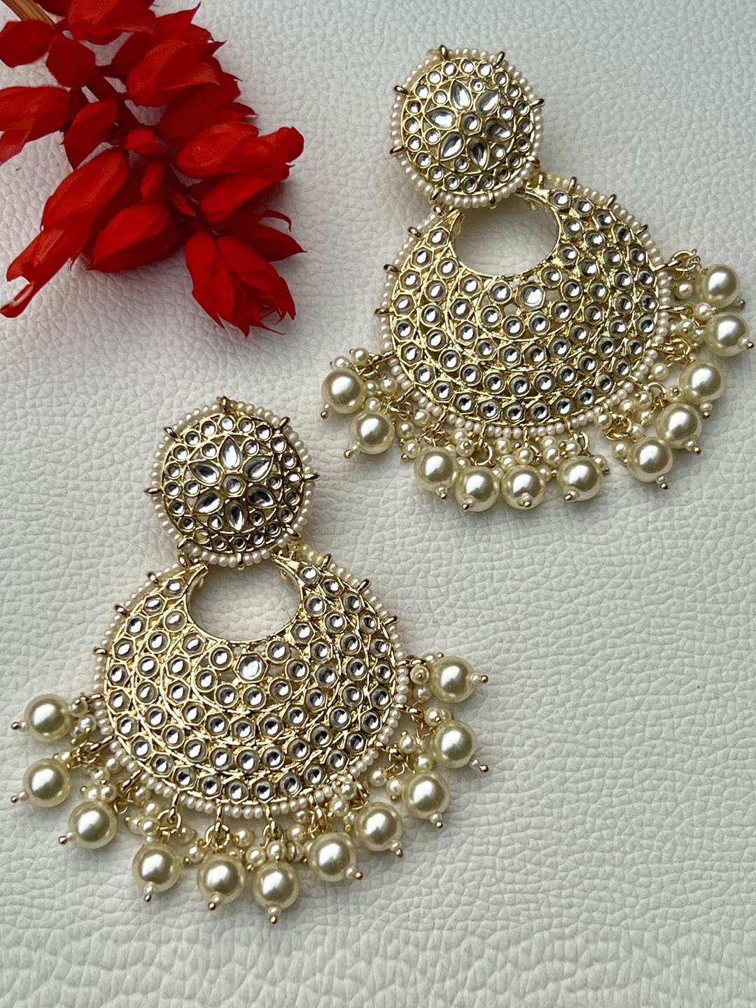 

Prettilicious Gold-Plated Kundan-Studded Contemporary Chandbalis