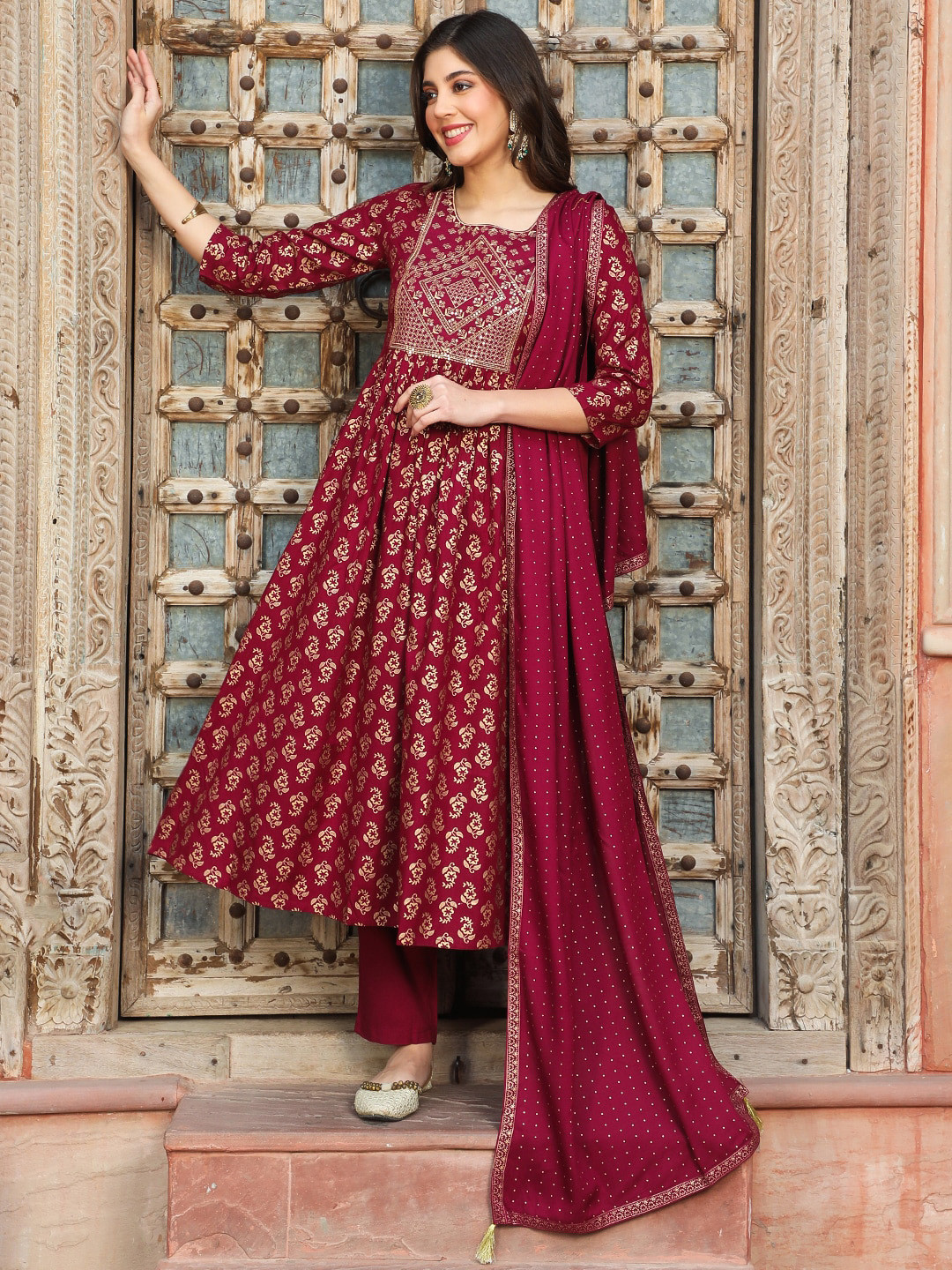

Chandbaali Floral Printed Round Neck Anarkali Kurta with Trousers & With Dupatta, Maroon