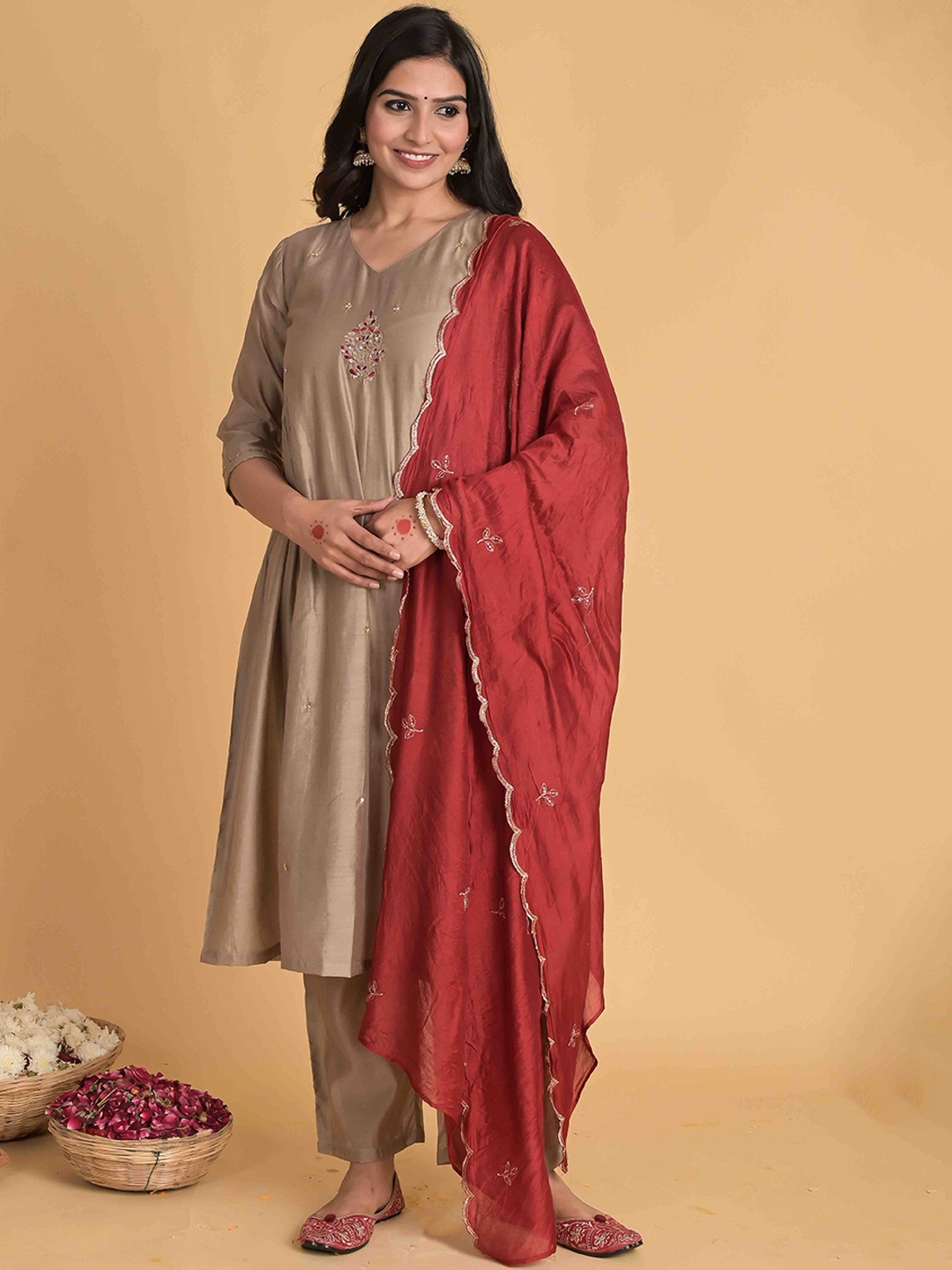 

Do Dhaage Embroidered Regular Thread Work Side Gathered Kurta with Trousers & Dupatta, Beige