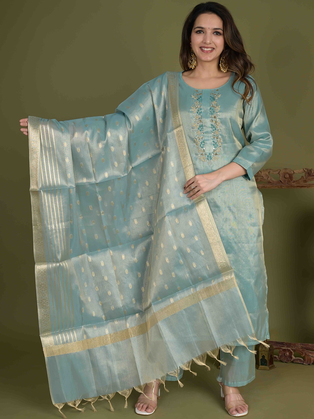 

Do Dhaage Embroidered Regular Thread Work Tissue Kurta with Trousers & Dupatta, Green