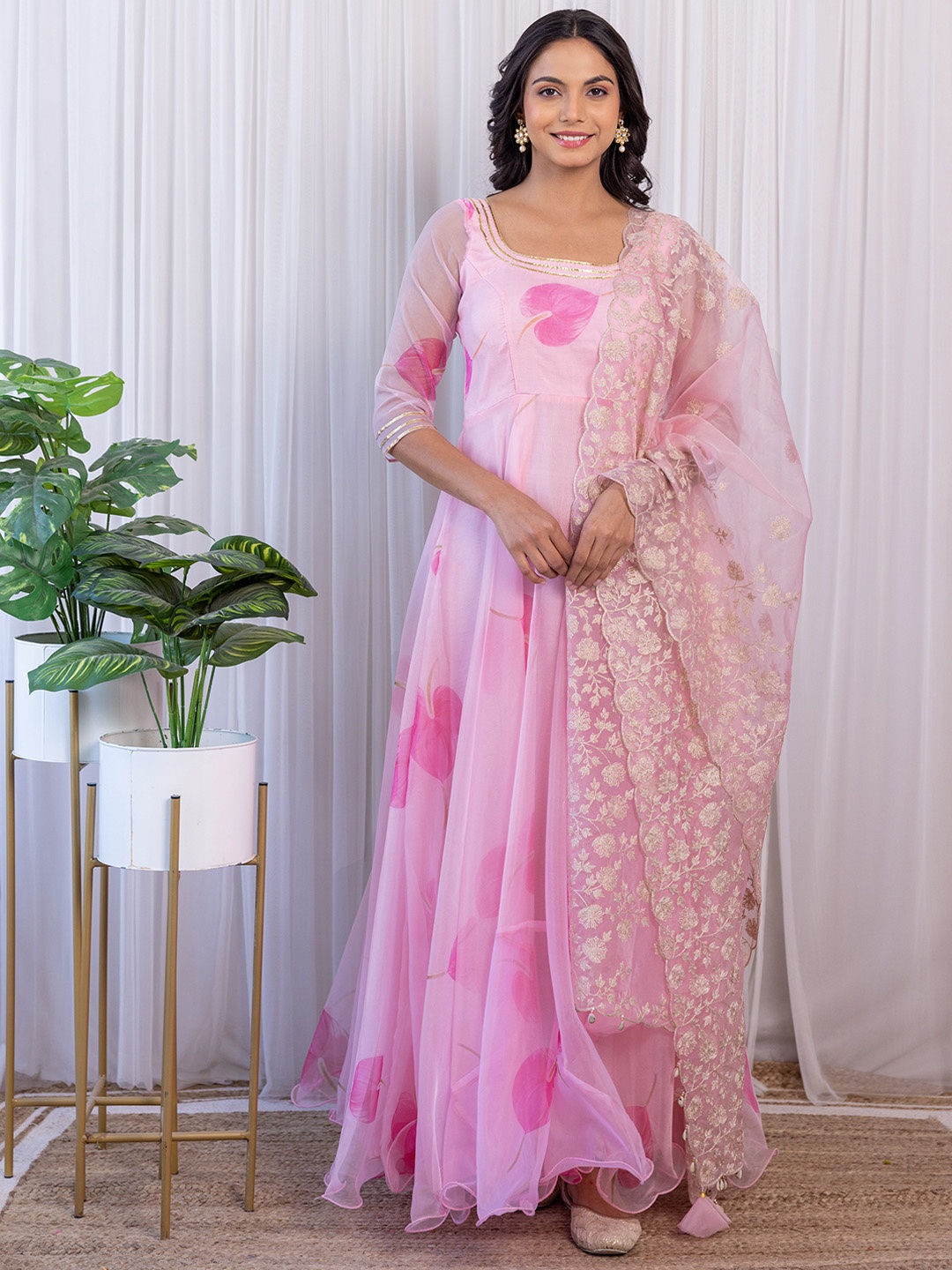 

LABEL KANUPRIYA Floral Printed Flared Sleeves Chikankari Flared Anarkali Kurta, Pink