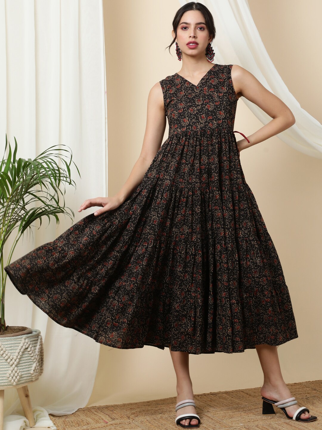 

Chandbaali Ethnic Motifs Printed Cotton Empire Thread Work Anarkali Kurta, Black