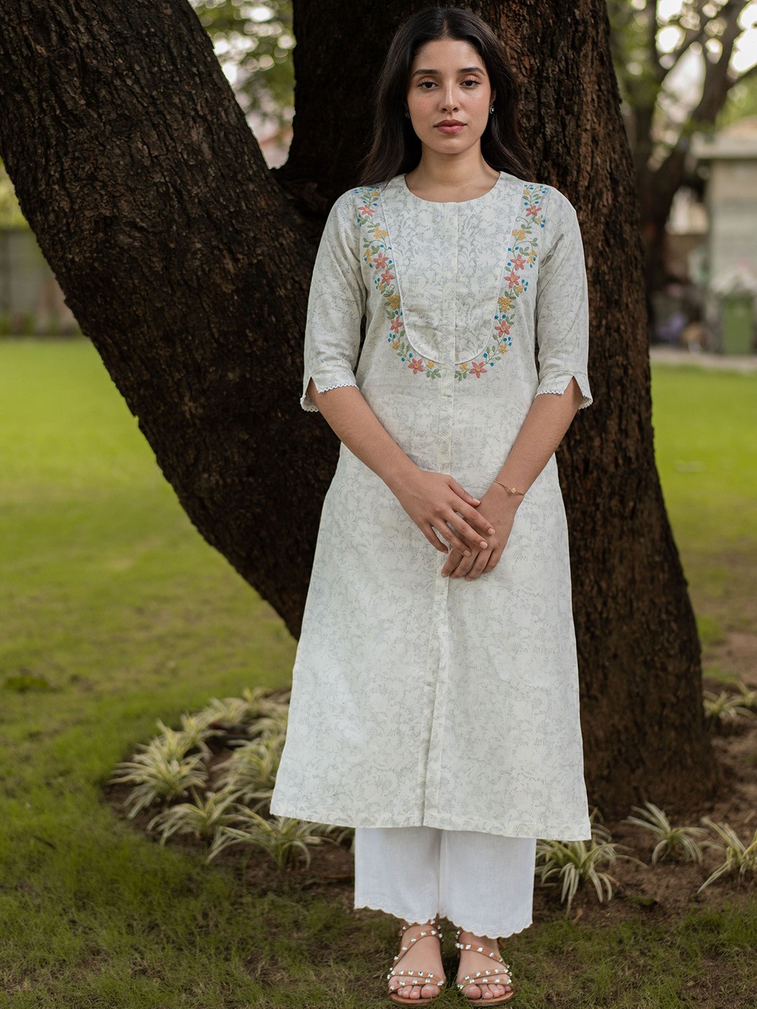 

Bombay Bloom Floral Yoke Design Thread Work Straight Kurta, White