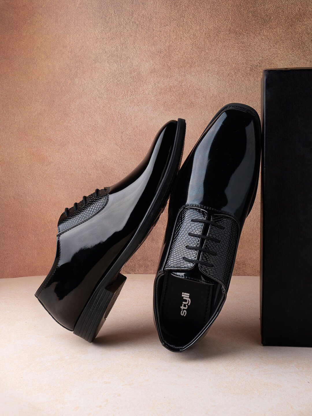 

Styli Solid Formal Oxfords With Minimal Textured Detail, Black