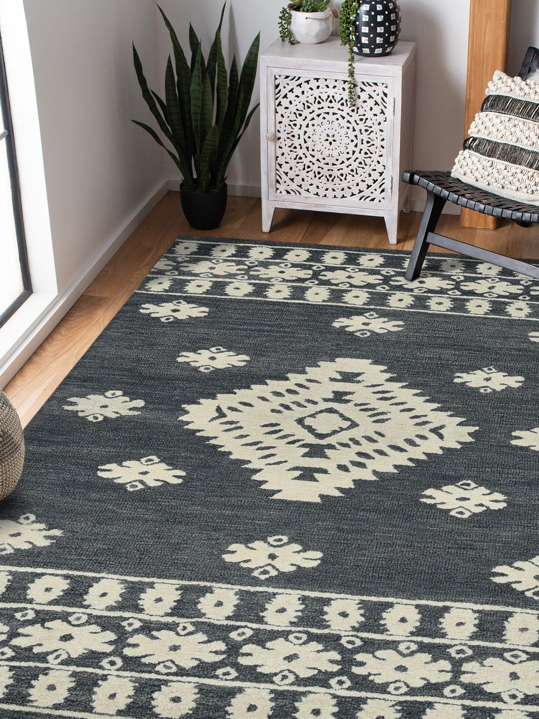 

saraswatii global Grey Floral Hand-Tufted Wool Carpets