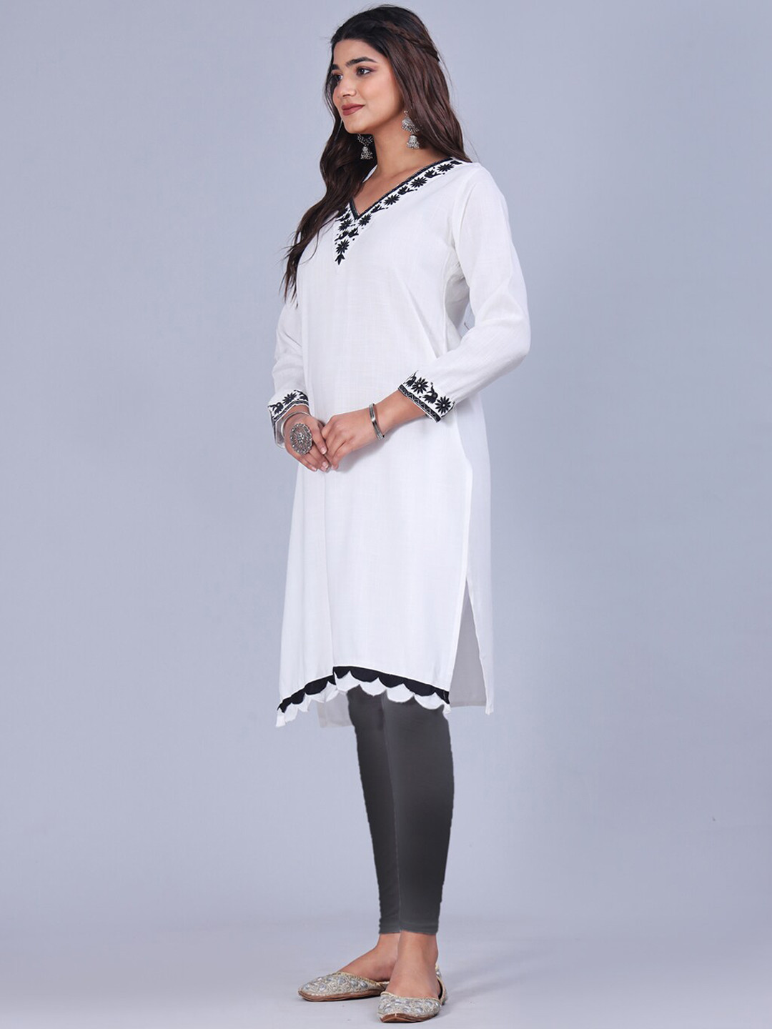 

IkDaiya Yoke Design Embroidered V-Neck Straight Kurta, White