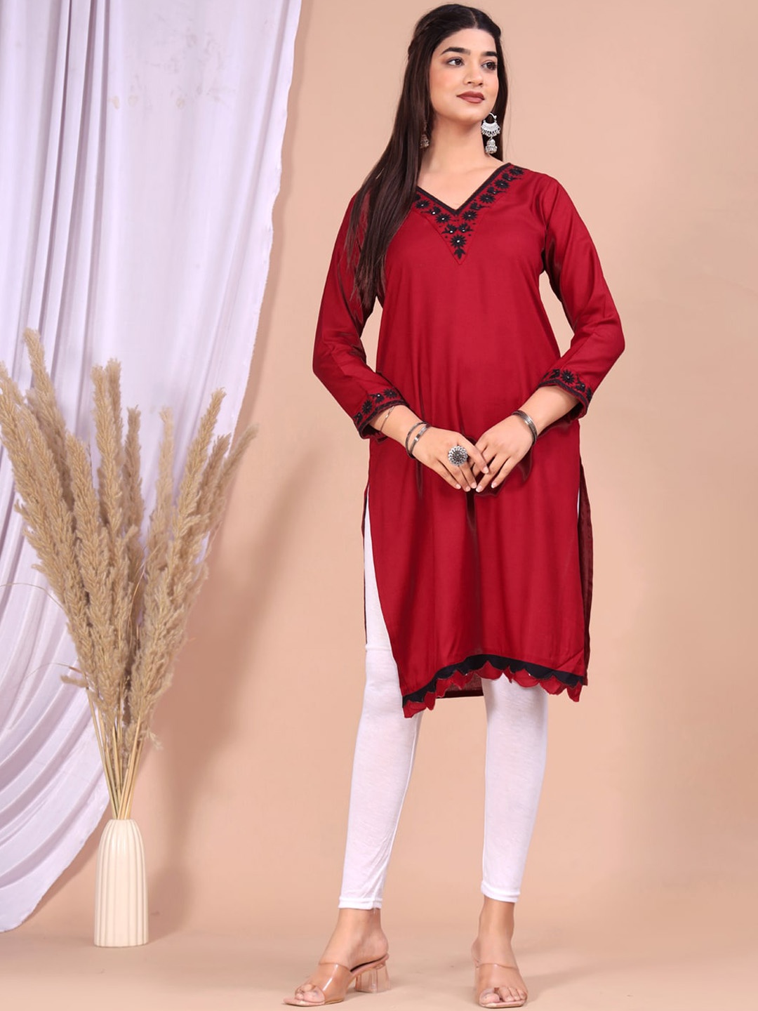 

IkDaiya Yoke Design Embroidered V-Neck Straight Kurta, Maroon