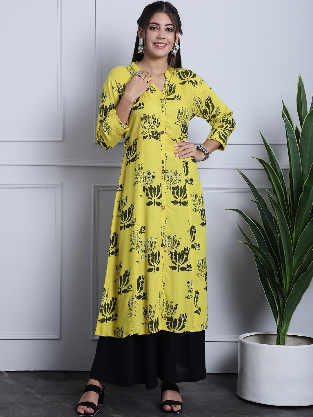 

Grancy Floral Printed Mandarin Collar Roll-Up Sleeves Straight Kurta, Yellow