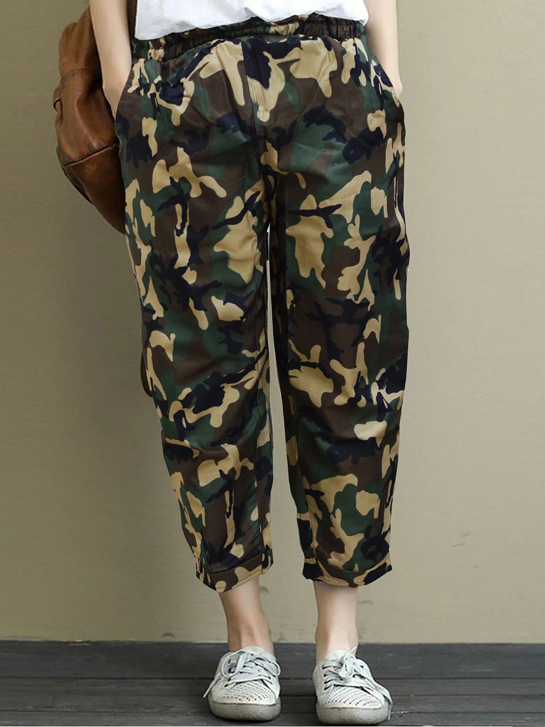 

Wuxi Women Camouflage Printed Relaxed Easy Wash Cropped Cotton Trousers, Green
