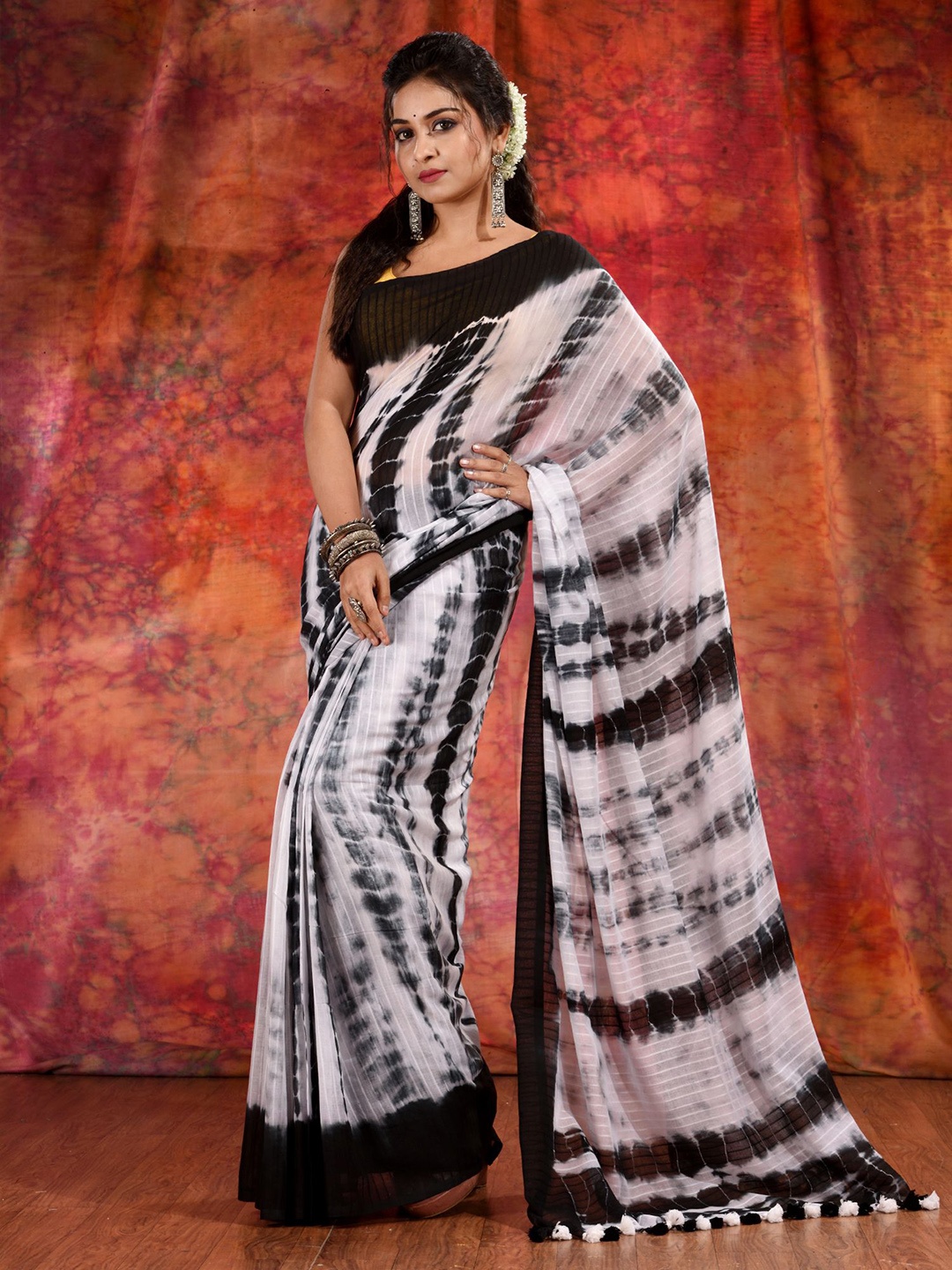 

Charukriti Tie and Dye Pure Cotton Saree, White