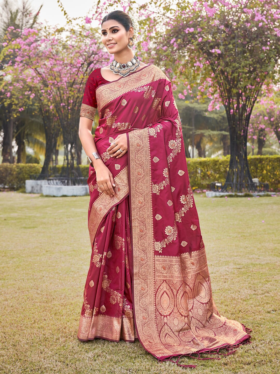 

SANGAM PRINTS Ethnic Motifs Woven Design Zari Banarasi Saree, Maroon