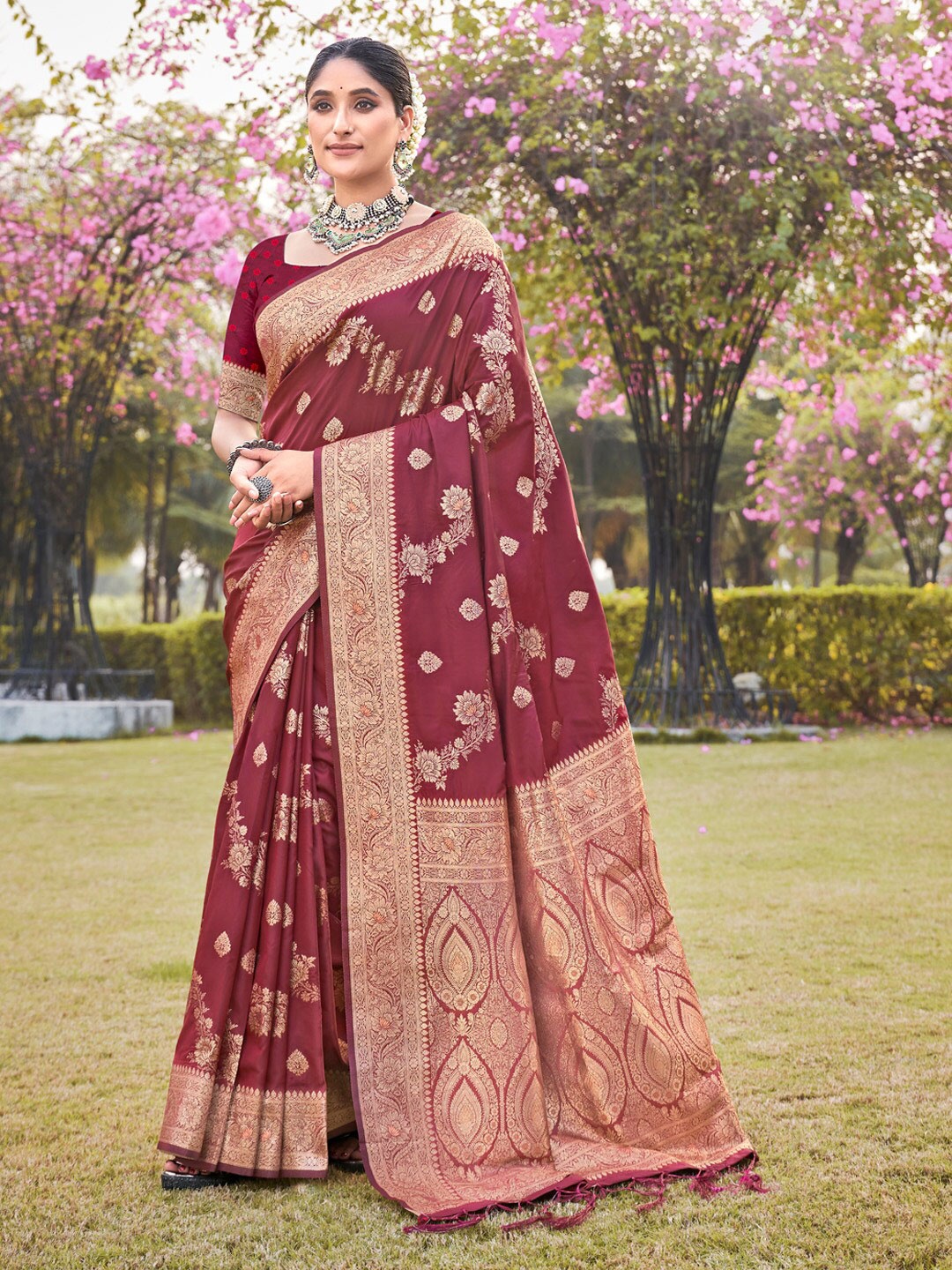 

SANGAM PRINTS Woven Design Floral Printed Zari Banarasi Saree, Brown