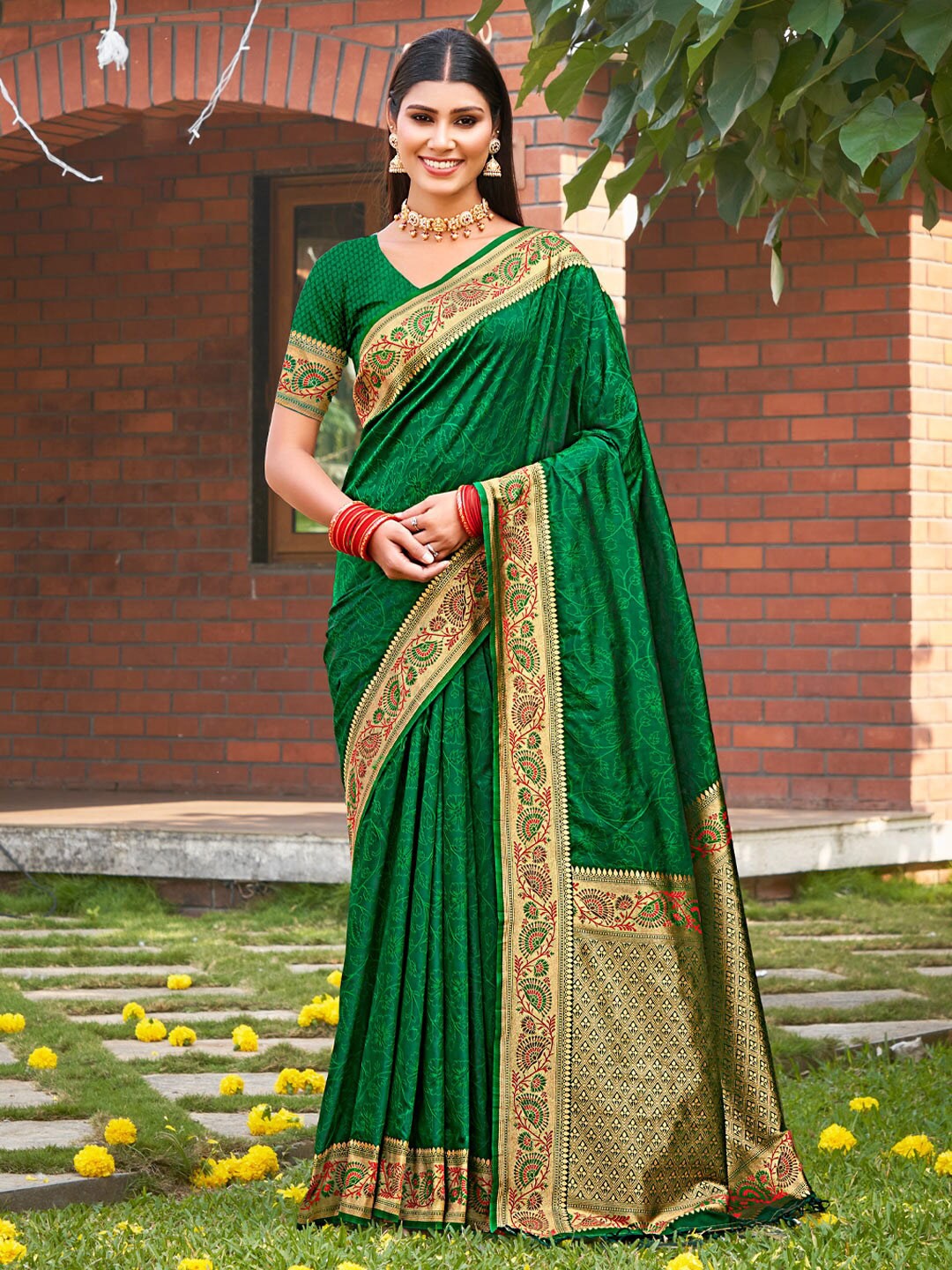 

SANGAM PRINTS Floral Woven Design Zari Kanjeevaram Saree, Green