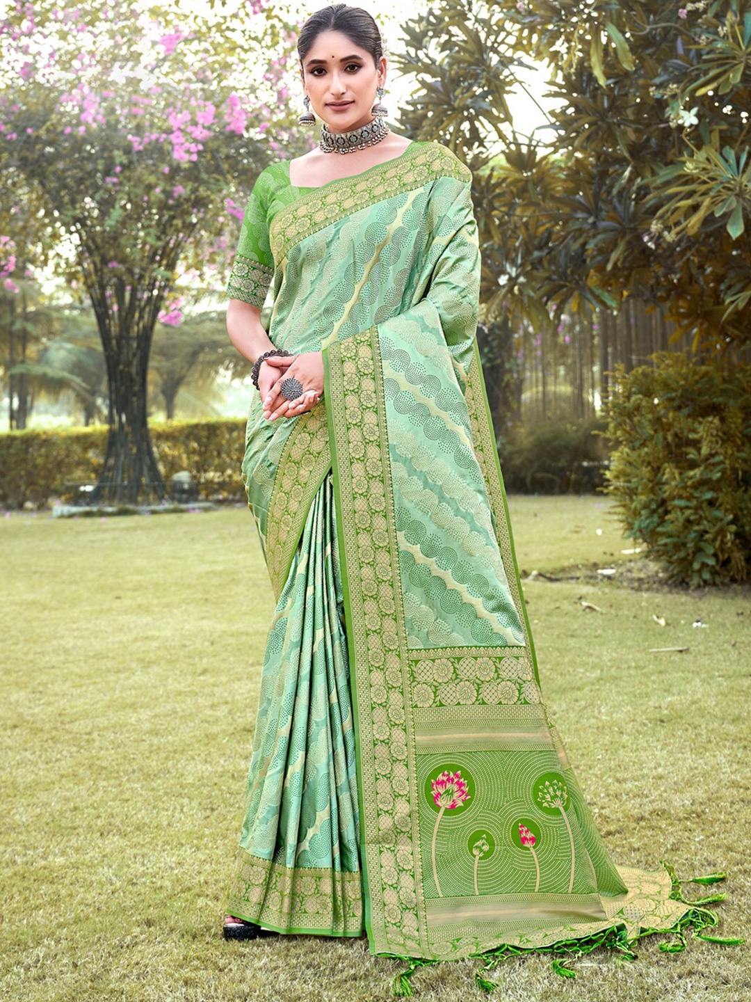 

SANGAM PRINTS Woven Design Zari Saree, Green