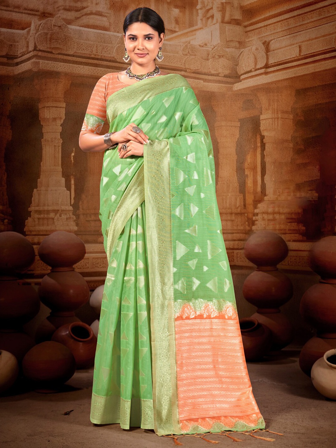 

SANGAM PRINTS Geometric Woven Design Zari Saree, Green