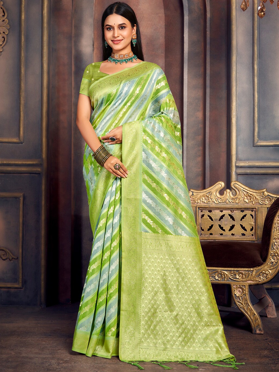 

SANGAM PRINTS Woven Design Zari Saree, Green