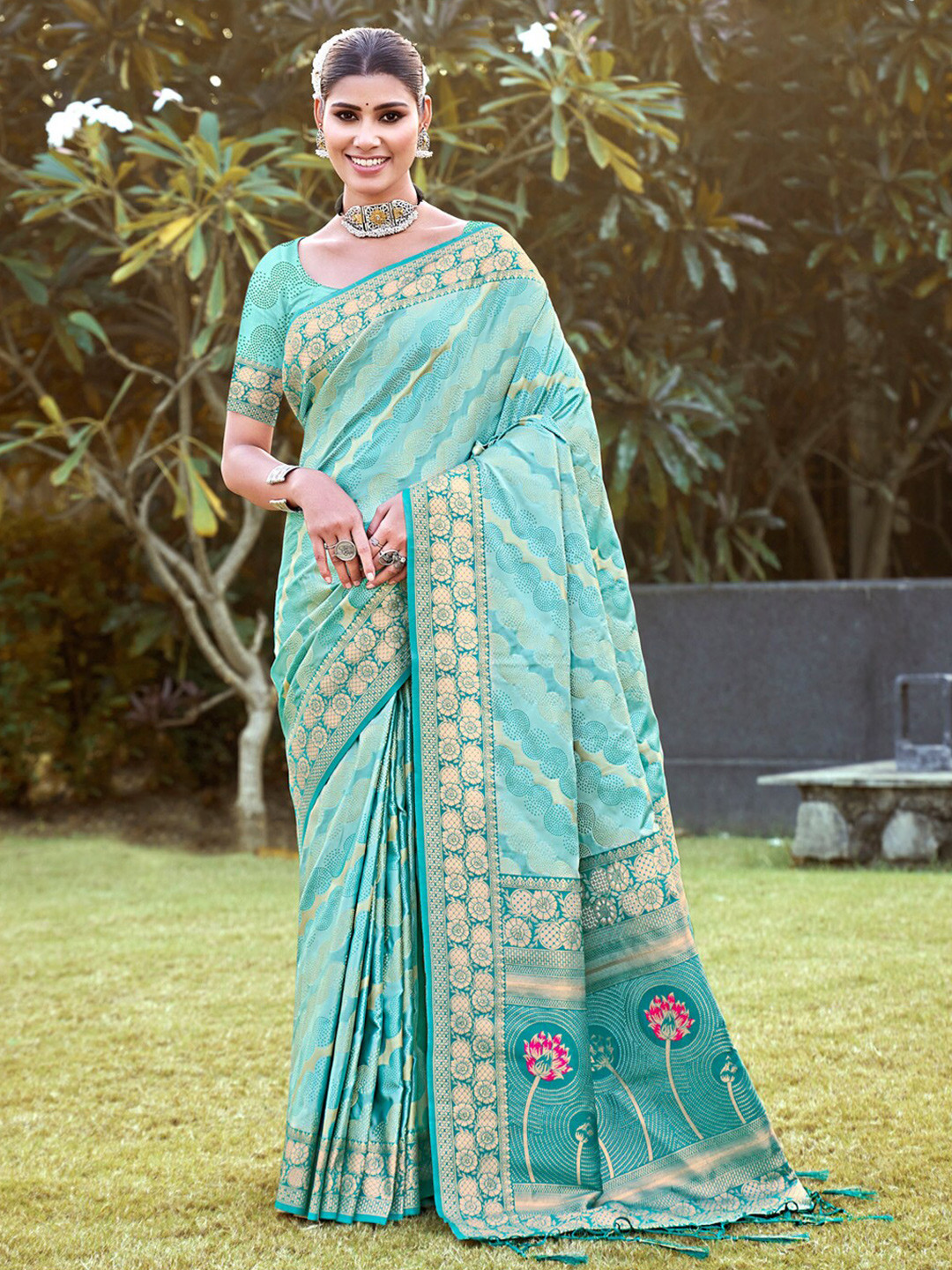 

SANGAM PRINTS Floral Woven Design Zari Saree, Blue