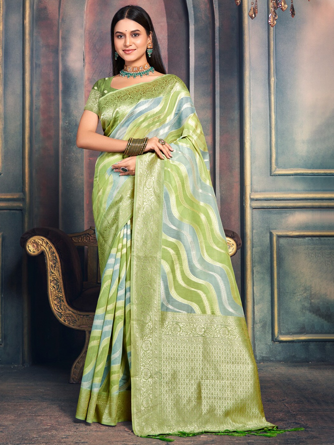 

SANGAM PRINTS Woven Design Zari Saree, Green