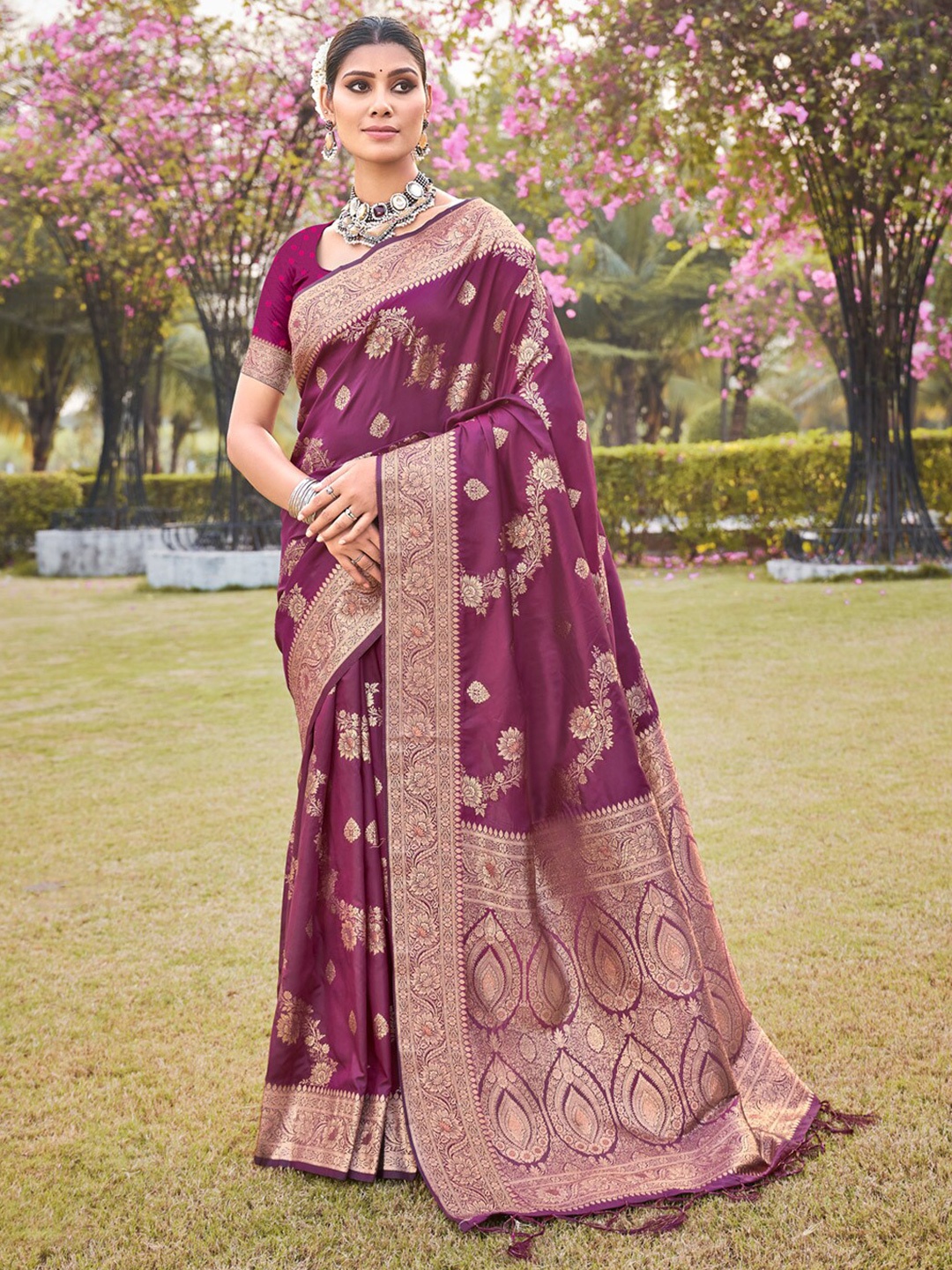 

SANGAM PRINTS Ethnic Motifs Woven Design Zari Banarasi Saree, Purple