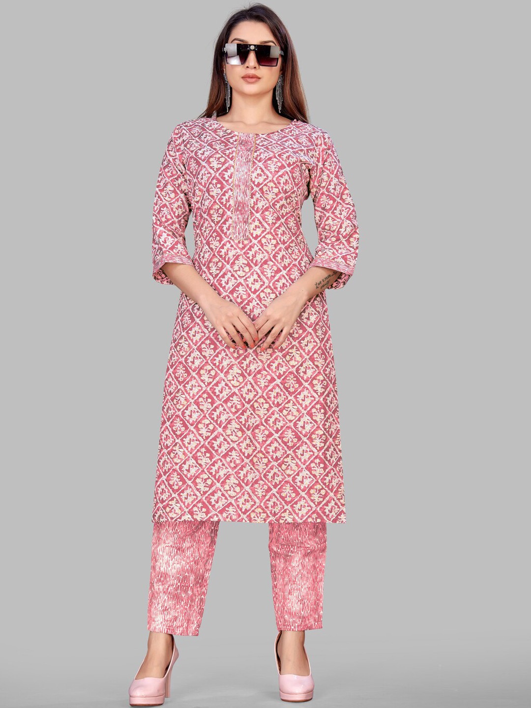 

SUNDARNAARI Ethnic Motifs Printed Gotta Patti Straight Kurta With Trouser, Maroon
