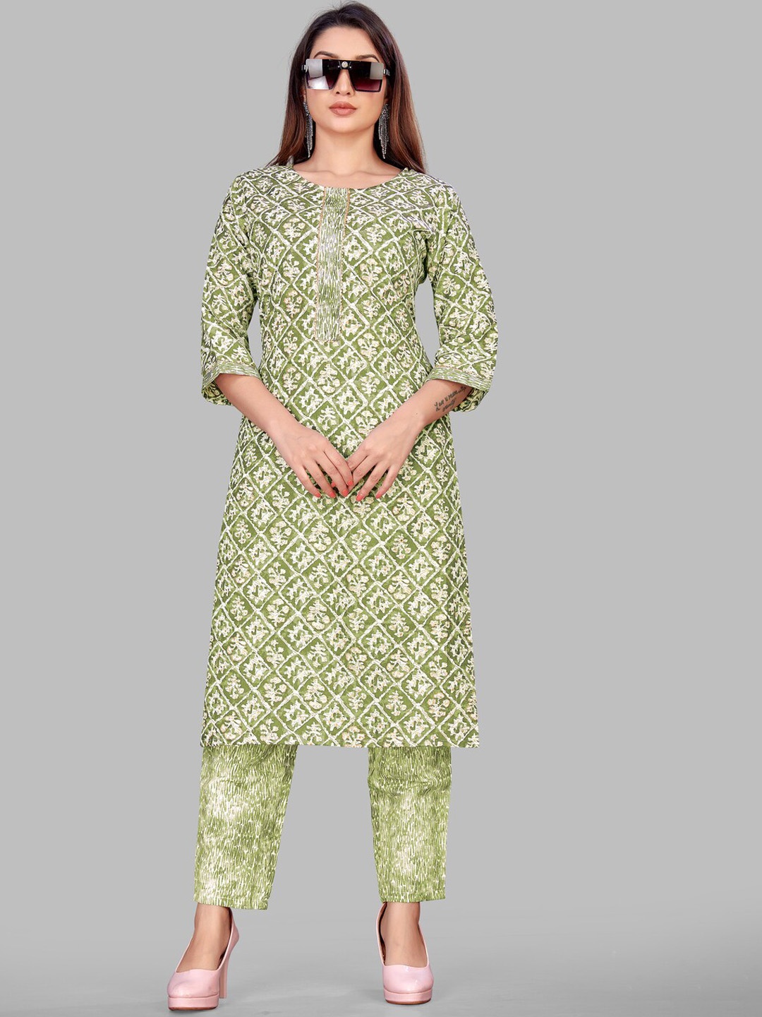 

SUNDARNAARI Ethnic Motifs Printed Gotta Patti Straight Kurta With Trousers, Green